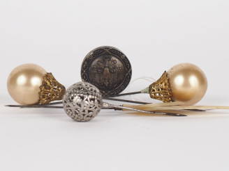 Vente aux enchères Boîte à pilules de style Louis XVI en argent 925 à décor de vase à l'a