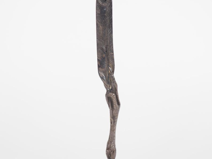Ouvre-lettres en bronze argenté figurant une patte d'aigle. L. 24 cm.