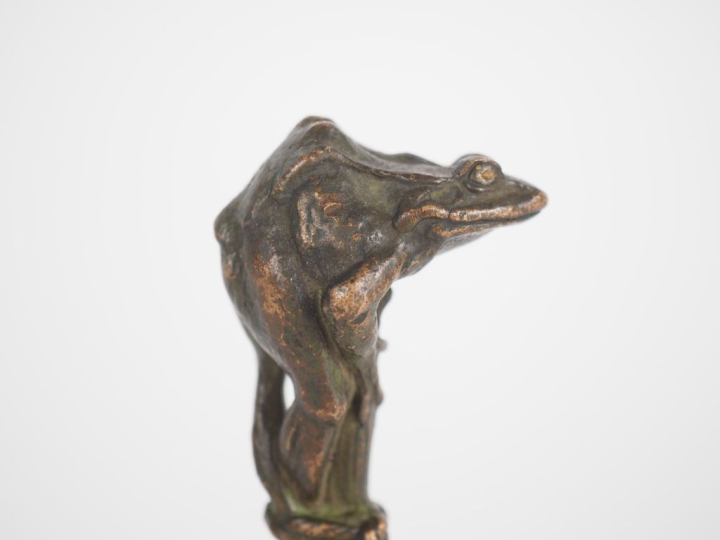 Emmanuel FREMIET. "Grenouille branchée". Cachet en bronze signé. H. 11