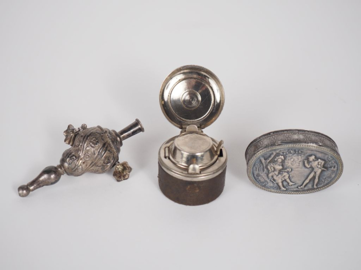 Boîte à pilules en argent à décor d'une scène galante. Dim. 2 x 5,5 x 