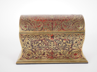 Vente aux enchères Coffret de style Louis XIV en marqueterie Boulle. Dim. 16 x 15 x 24 cm