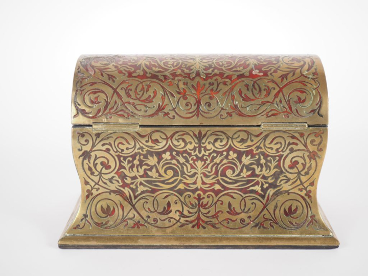 Coffret de style Louis XIV en marqueterie Boulle. Dim. 16 x 15 x 24 cm