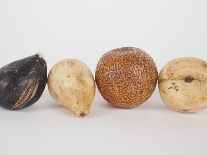 Quatre  fruits peints en albâtre. H. de 6 à 7,5 cm.
