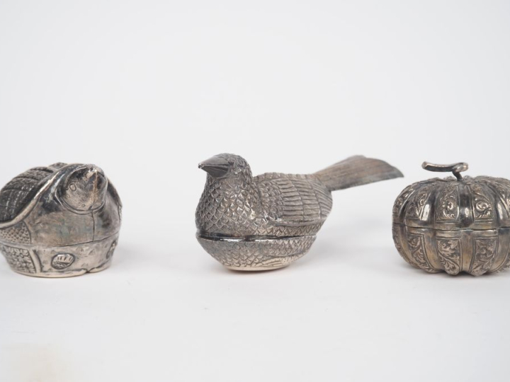 Réunion de deux animaux et une citrouille en argent 900 formant boîtes