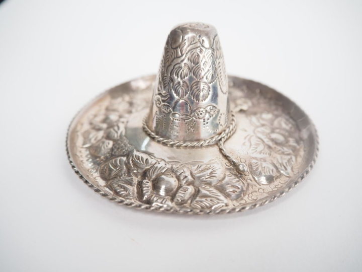 Sujet mexicain en argent 925, "Sombrero". Dim. 4,5 x 10 cm. Poids. 36 