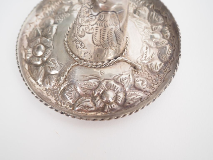 Sujet mexicain en argent 925, "Sombrero". Dim. 4,5 x 10 cm. Poids. 36 
