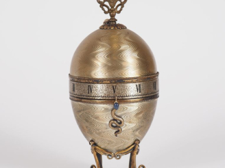 Vente aux enchères Pendulette de table anglaise en argent et métal en forme d'œuf, cadran