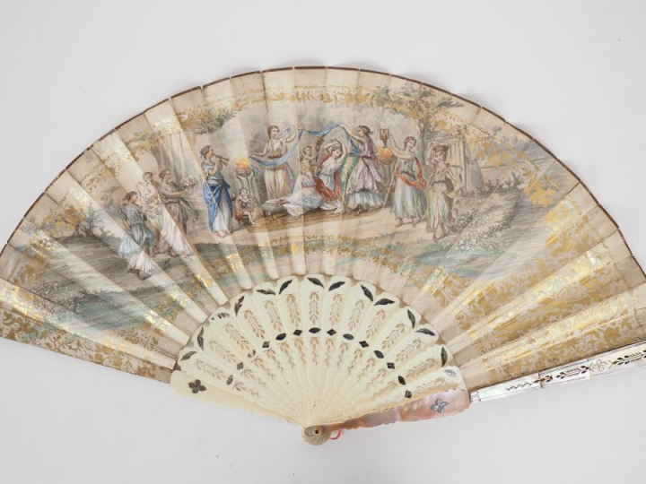 Eventail Napoléon III en os et nacre à décor de femmes à l'antique, 16