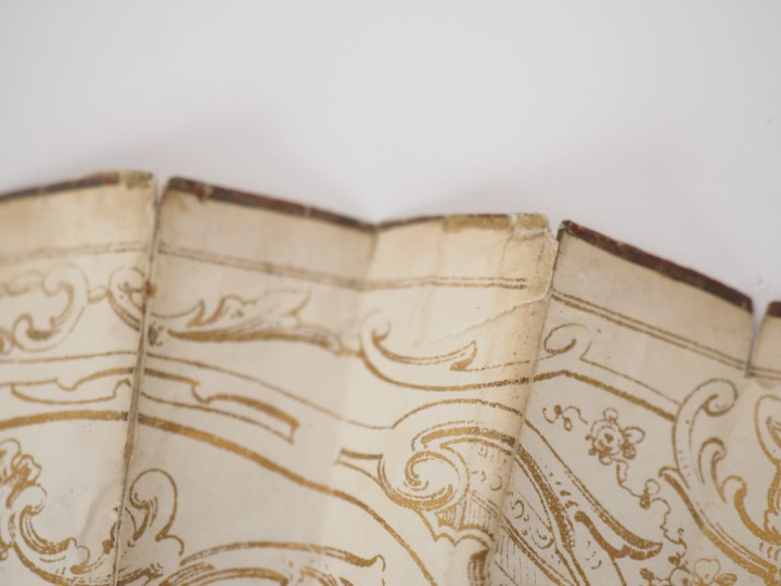 Eventail Napoléon III en os et nacre à décor de femmes à l'antique, 16