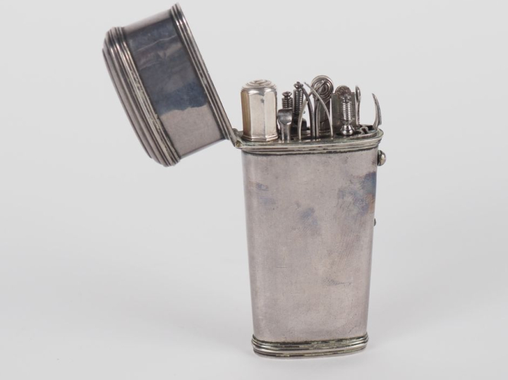 Nécessaire 1900 en argent avec ses 12 accessoires (règle, compas…). H.