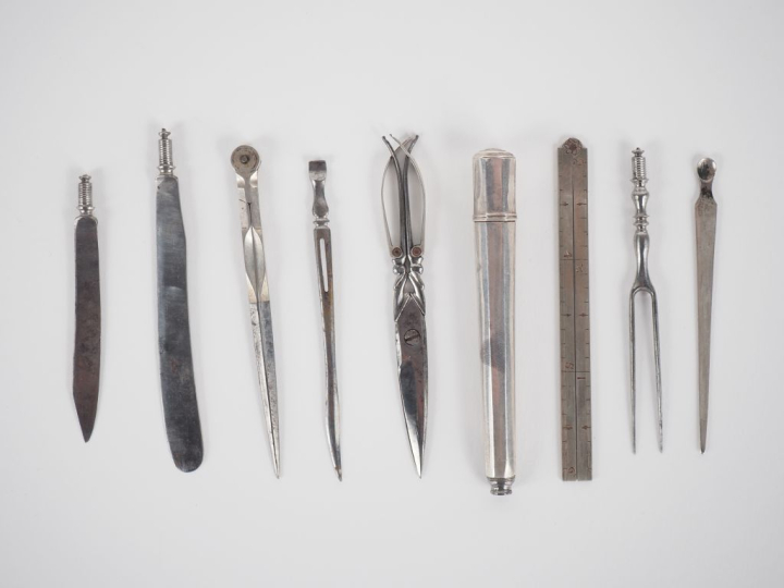 Nécessaire 1900 en argent avec ses 12 accessoires (règle, compas…). H.