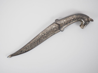 Vente aux enchères Poignard de style Moghol en acier damasquiné à décor de rinceaux feuil