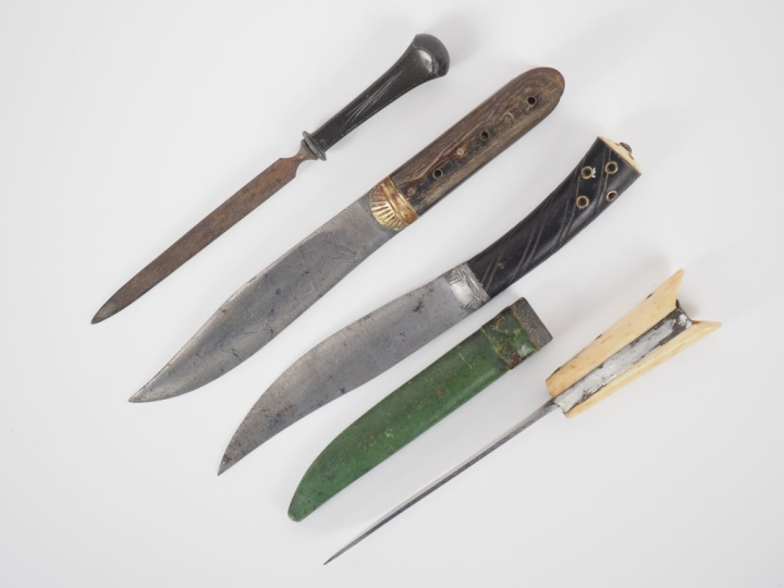 Trois différents couteaux en corne, métal et laiton. L. de 24 à 25 cm.