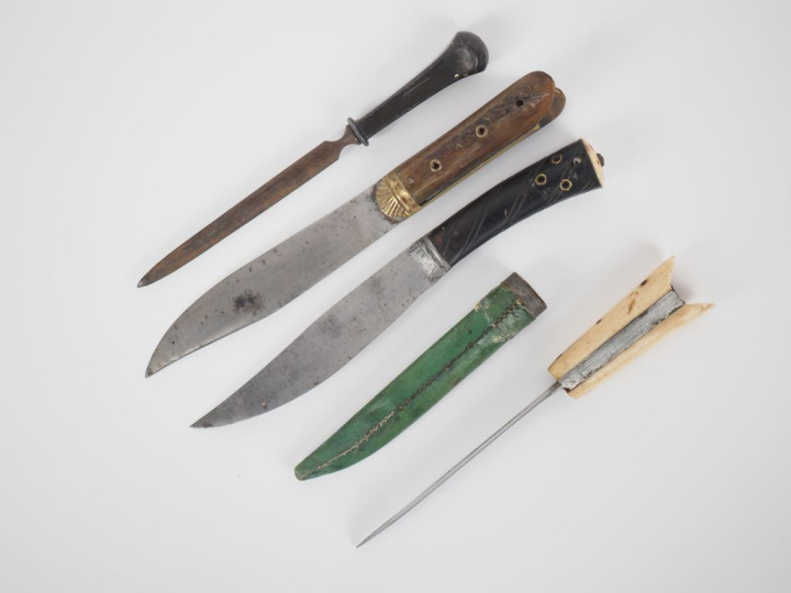 Trois différents couteaux en corne, métal et laiton. L. de 24 à 25 cm.
