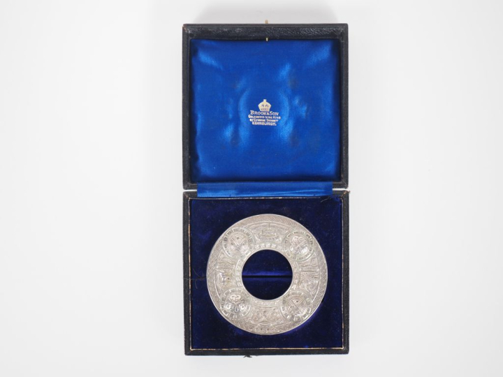 BROOK   SON. Broche militaire écossaise en argent étranger à décor de 
