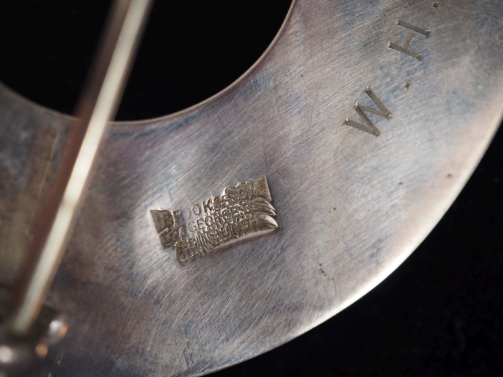 BROOK   SON. Broche militaire écossaise en argent étranger à décor de 