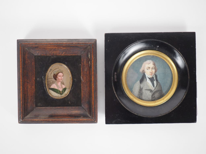 Miniature XIXème, "portrait d'homme au jabot". Diam. 6,5 cm. (Fente). 