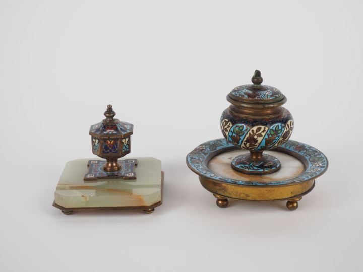 Deux différents encriers fin XIXème - début Xxème en émaux cloisonnés 