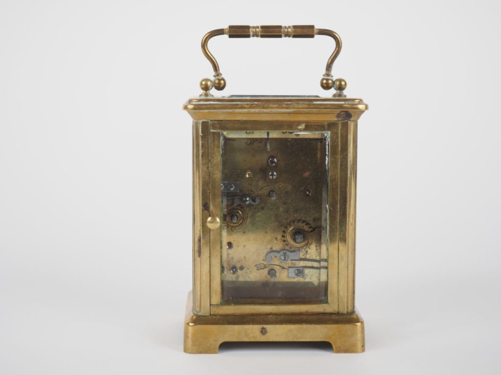 Pendulette de voyage en laiton et verre, cadran à chiffres romains, mé