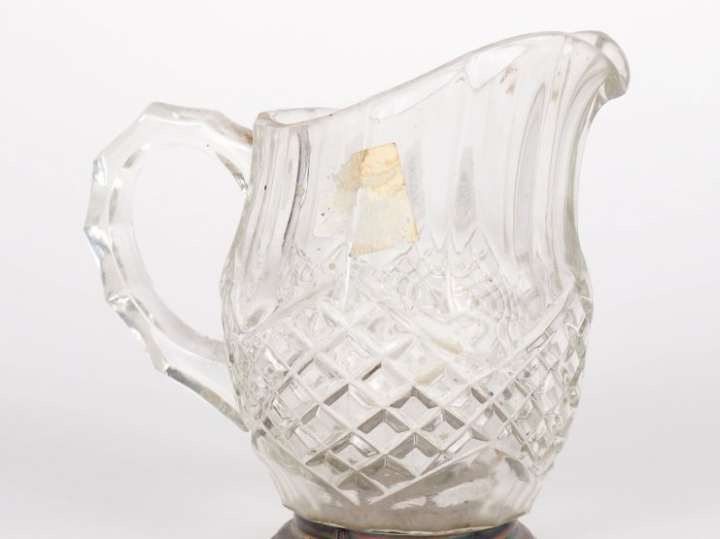 Verseuse en cristal taillé à décor de croisillons, monture en argent 9