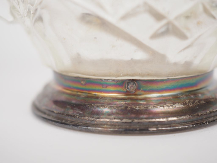 Verseuse en cristal taillé à décor de croisillons, monture en argent 9