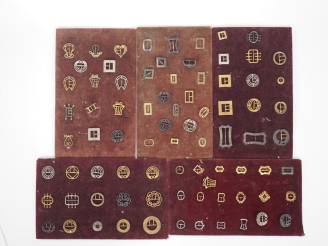 Vente aux enchères Collection de 93 boucles de ceintures en métal argenté ou doré réparti
