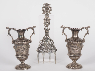 Vente aux enchères Paire de vases soliflores de style Renaissance en métal argenté à déco