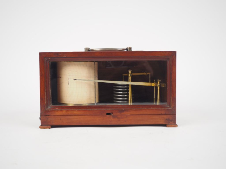 Baromètre holostérique dans son coffret en bois et verre. Dim. 16 x 28
