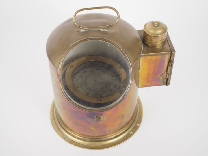 SESTREL. Boussole de marine dans son écrin en laiton. Signée. H. 30 cm
