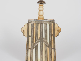 Vente aux enchères Gourde marocaine en laiton et os, à décor de motifs géométriques. Dim.