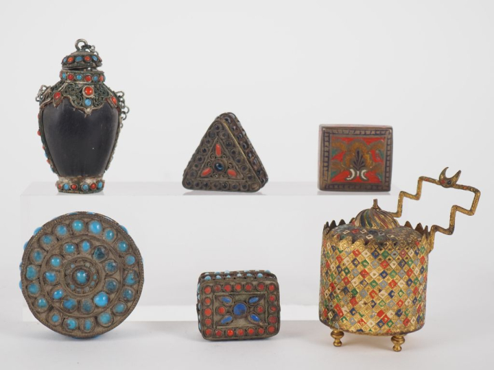 Six différentes boîtes à pilules en métal argenté ou doré et cabochons