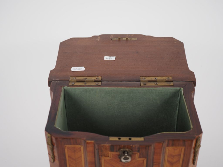 Coffret à bijoux en forme de commode Transition à décor en marqueterie