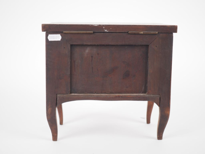 Coffret à bijoux en forme de commode Transition à décor en marqueterie