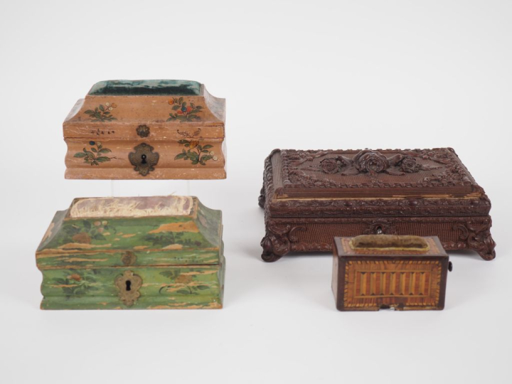 Coffret fin XIXème - début XXème en bois sculpté à décor de fleurs en 