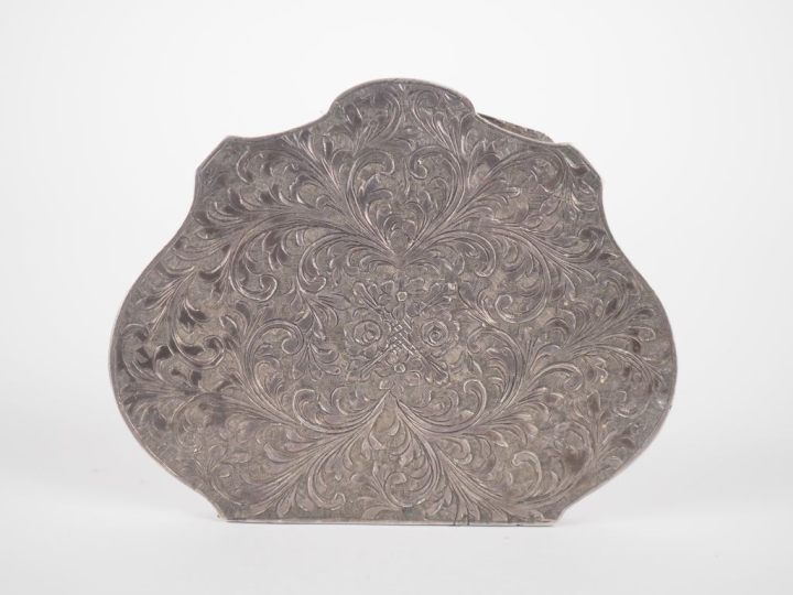 Poudrier 1900 de style Louis XV en argent, intérieur à fond de glace. 