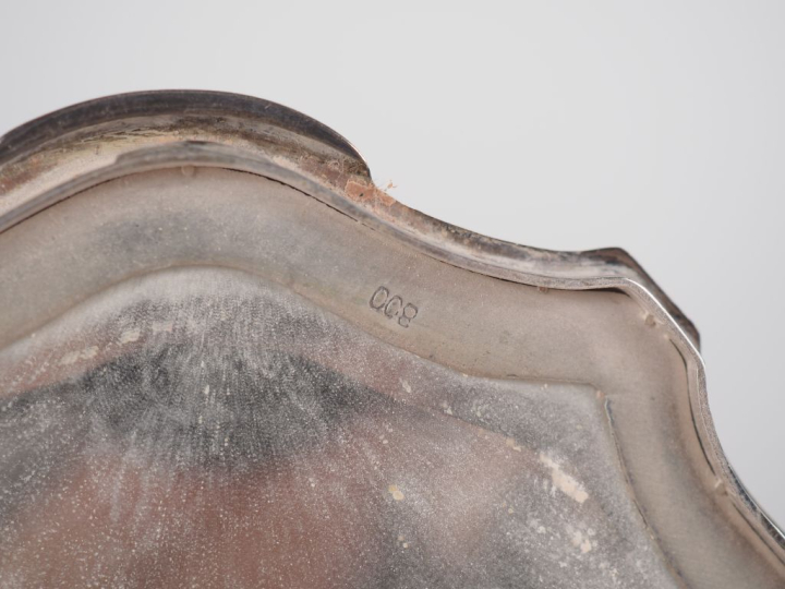 Poudrier 1900 de style Louis XV en argent, intérieur à fond de glace. 