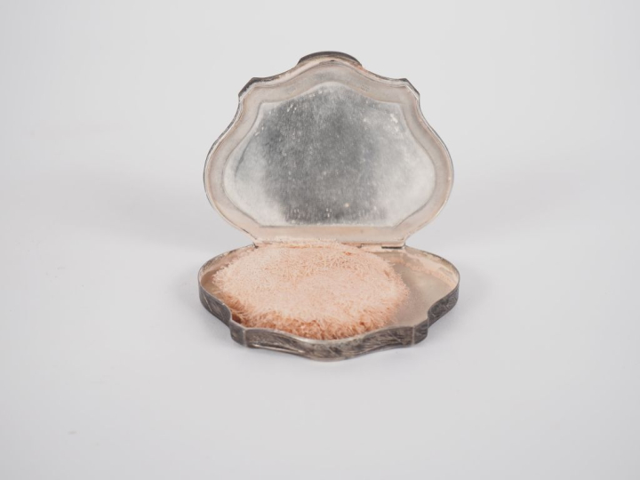 Poudrier 1900 de style Louis XV en argent, intérieur à fond de glace. 