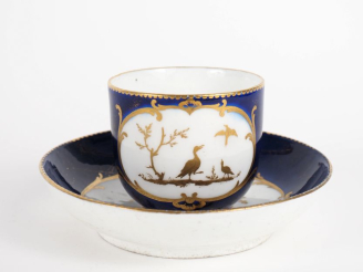 Vente aux enchères SEVRES (à la manière de). Tasse et sous tasse en porcelaine à décor do