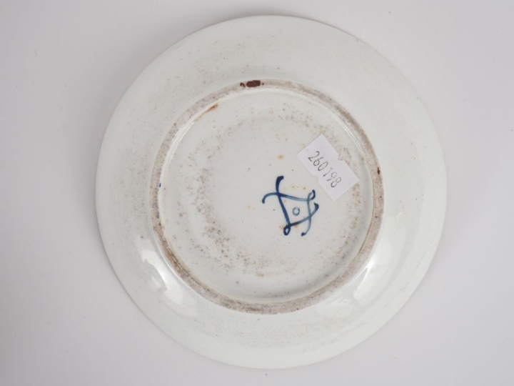 SEVRES (à la manière de). Tasse et sous tasse en porcelaine à décor do