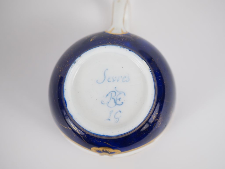SEVRES (à la manière de). Tasse et sous tasse en porcelaine à décor do