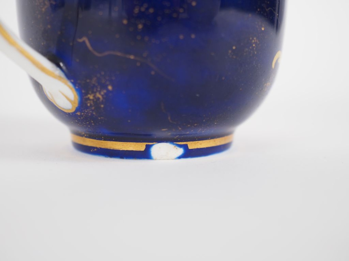 SEVRES (à la manière de). Tasse et sous tasse en porcelaine à décor do