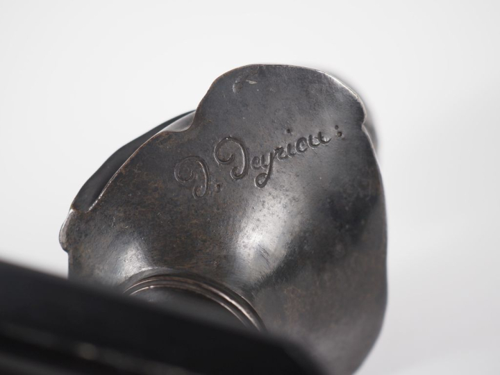 DEYRIEU. "Portrait d'homme". Sujet en régule patiné sur un socle en ma
