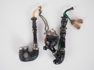 Vente aux enchères Deux différentes pipes en bois de bruyère. H. 17 et 18 cm.