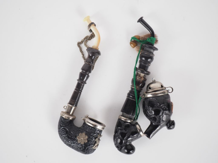 Deux différentes pipes en bois de bruyère. H. 17 et 18 cm.