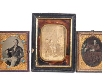 Vente aux enchères Trois différents encadrements contenant des portraits d'hommes et de f