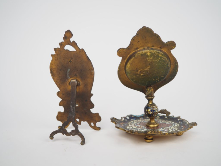 Porte-montre en émaux cloisonnés polychromes à décor de rinceaux feuil