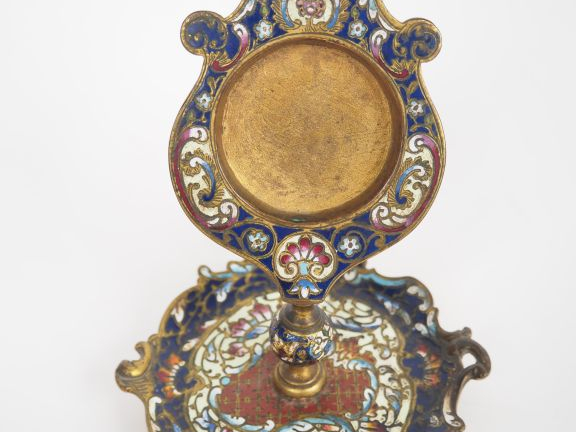Porte-montre en émaux cloisonnés polychromes à décor de rinceaux feuil