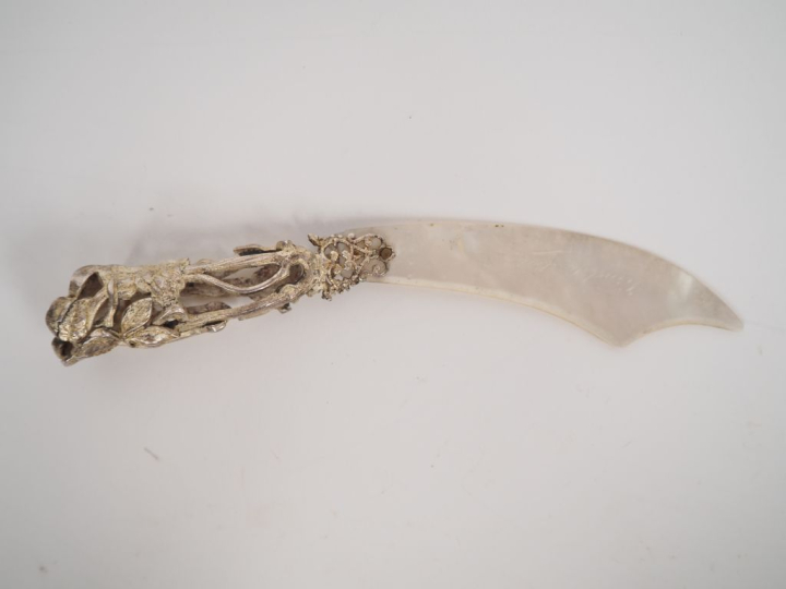 Deux différents ouvre-lettres en micromosaïque, laiton, métal argenté 