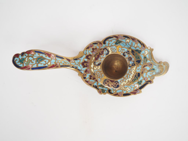 Passe-couloir Napoléon III en émaux cloisonnés à décor de fleurs. L. 4