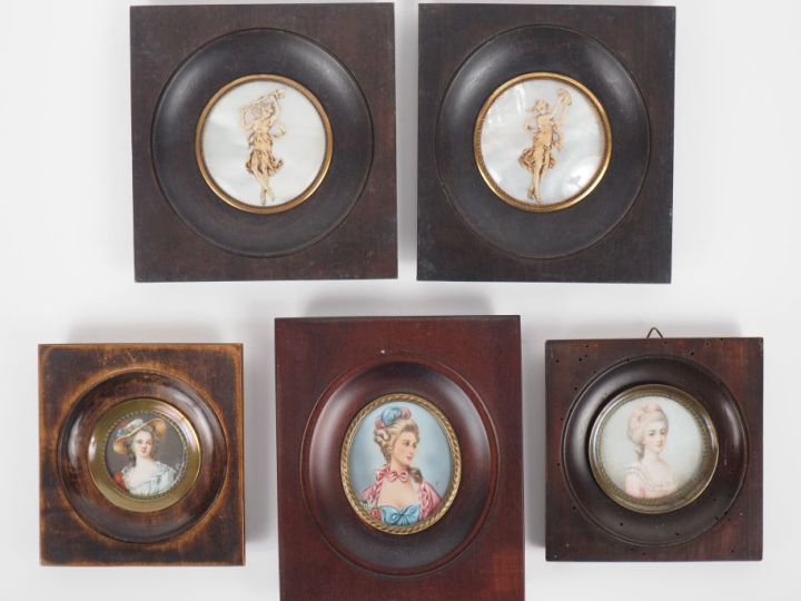 Paire de miniatures en nacre et composition, "danseuses". Diam. 6 cm. 